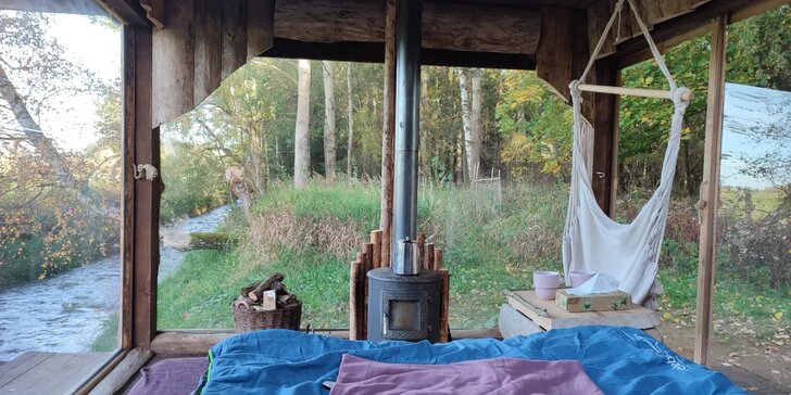 Romantika s nádechem dobrodružství: pobyt na kraji lesa v otevřené chatce