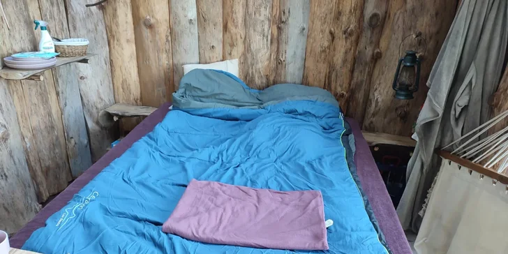 Romantika s nádechem dobrodružství: pobyt na kraji lesa v otevřené chatce