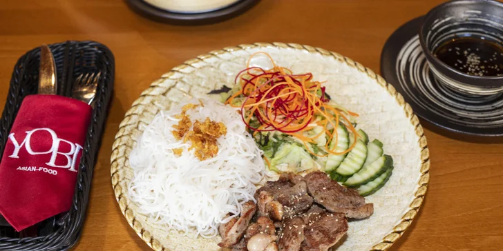 Asijské menu pro dva: závitky nebo knedlíčky, kachna na dva způsoby a smažené ovoce
