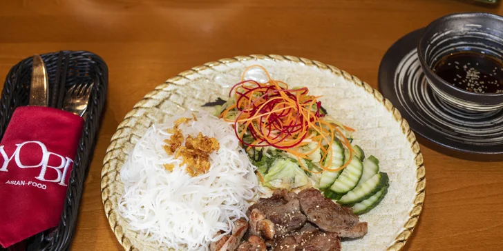 Asijské menu pro dva: závitky nebo knedlíčky, kachna na dva způsoby a smažené ovoce