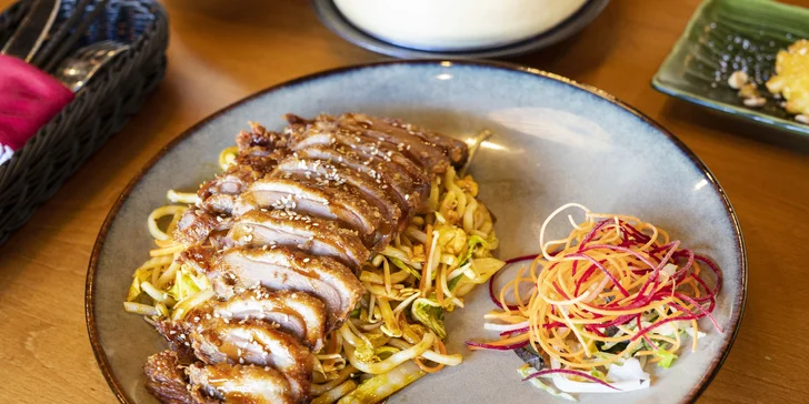 Asijské menu pro dva: závitky nebo knedlíčky, kachna na dva způsoby a smažené ovoce