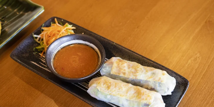 Asijské menu pro dva: závitky nebo knedlíčky, kachna na dva způsoby a smažené ovoce