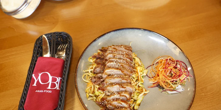 Asijské menu pro dva: závitky nebo knedlíčky, kachna na dva způsoby a smažené ovoce