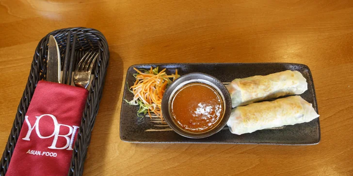 Asijské menu pro dva: závitky nebo knedlíčky, kachna na dva způsoby a smažené ovoce