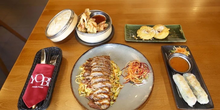 Asijské menu pro dva: závitky nebo knedlíčky, kachna na dva způsoby a smažené ovoce