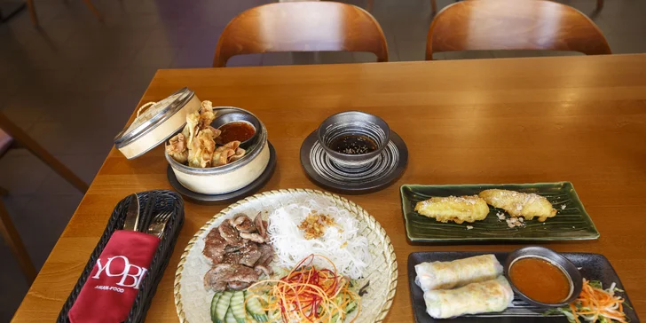 Asijské menu pro dva: závitky nebo knedlíčky, kachna na dva způsoby a smažené ovoce