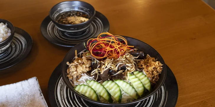 Asijské tříchodové menu: závitky, kachna a Bún Bò Nam Bộ i smažené ovoce