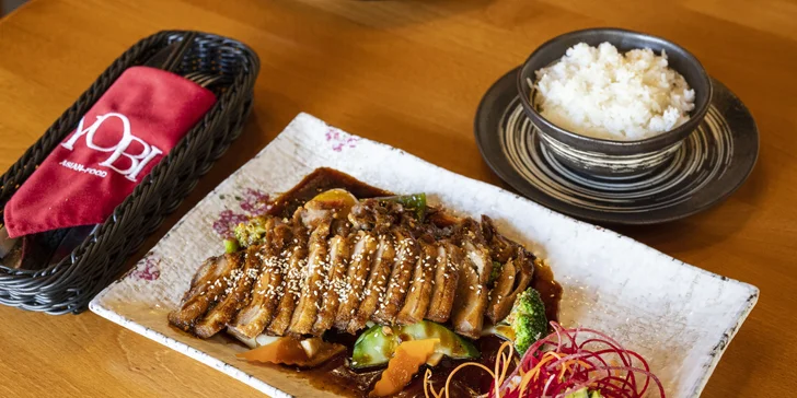 Asijské tříchodové menu: závitky, kachna a Bún Bò Nam Bộ i smažené ovoce