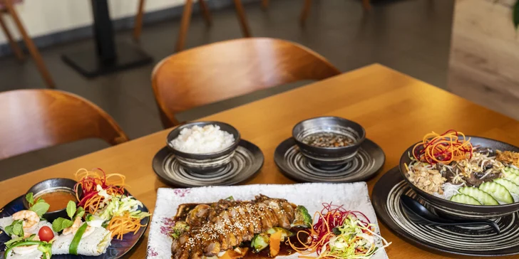 Asijské tříchodové menu: závitky, kachna a Bún Bò Nam Bộ i smažené ovoce