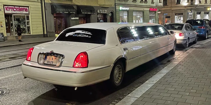 Oslavte to luxusně: pronájem luxusní limuzíny s řidičem a sekt až pro 8 osob