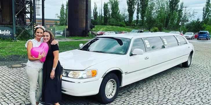 Oslavte to luxusně: pronájem luxusní limuzíny s řidičem a sekt až pro 8 osob