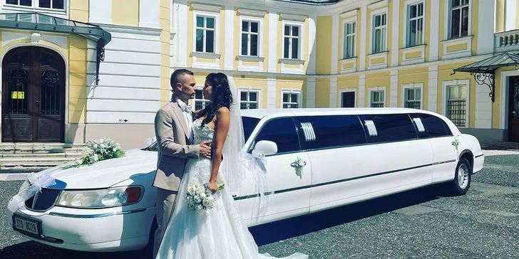 Oslavte to luxusně: pronájem luxusní limuzíny s řidičem a sekt až pro 8 osob