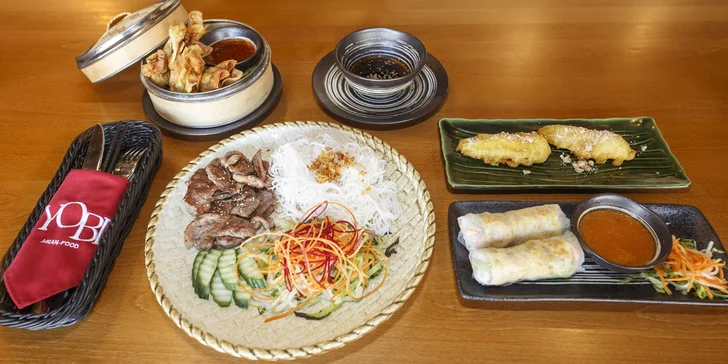 Asijské menu pro dva: závitky nebo knedlíčky, kachna na dva způsoby a smažené ovoce