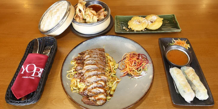 Asijské menu pro dva: závitky nebo knedlíčky, kachna na dva způsoby a smažené ovoce