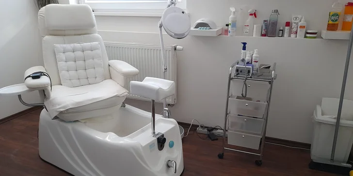 Krásné hladké nožky: kombinovaná nebo suchá pedikúra, k tomu maska nebo gel-lak