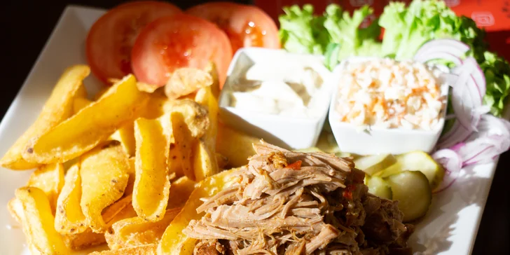 Menu s trhaným vepřovým masem, hranolky i zeleninovou oblohou vč. fresh limonády