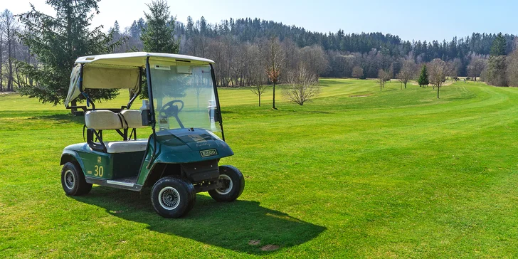 Golf v údolí Chrudimky: vstup na 18jamkové hřiště, driving s míčky i půjčení buggy