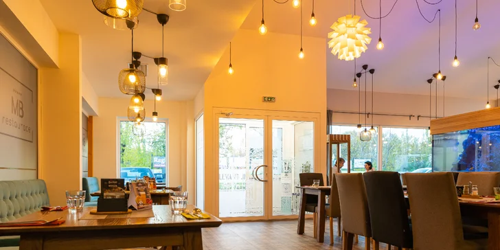 Pětichodové menu v moderní restauraci MB: tatarák, vyzrálý New York steak, fondán a další dobroty