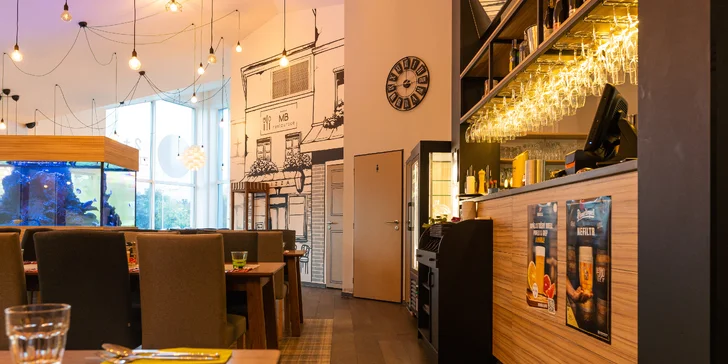 Pětichodové menu v moderní restauraci MB: tatarák, vyzrálý New York steak, fondán a další dobroty