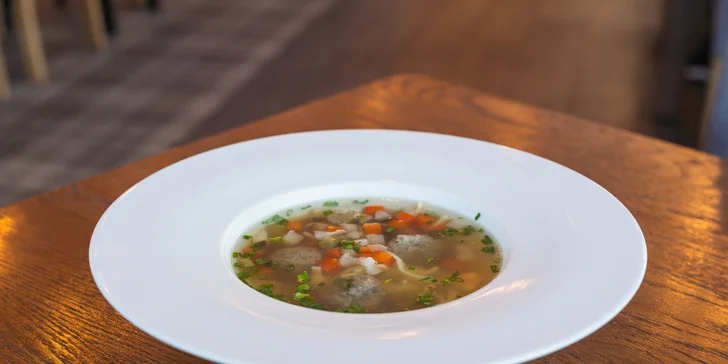 Pětichodové menu v moderní restauraci MB: tatarák, vyzrálý New York steak, fondán a další dobroty