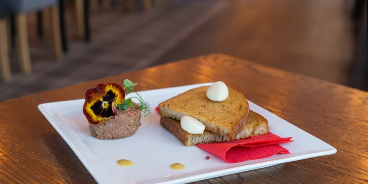 Pětichodové menu v moderní restauraci MB: tatarák, vyzrálý New York steak, fondán a další dobroty