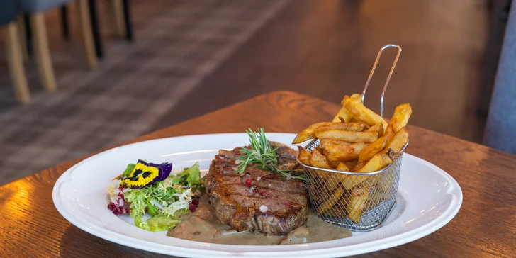Pětichodové menu v moderní restauraci MB: tatarák, vyzrálý New York steak, fondán a další dobroty