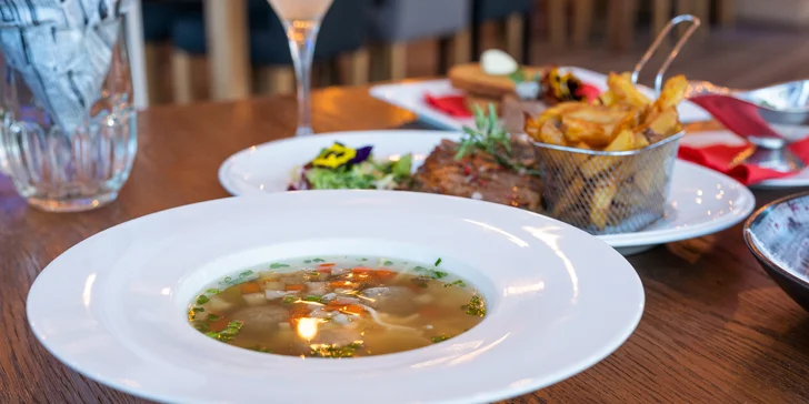 Pětichodové menu v moderní restauraci MB: tatarák, vyzrálý New York steak, fondán a další dobroty