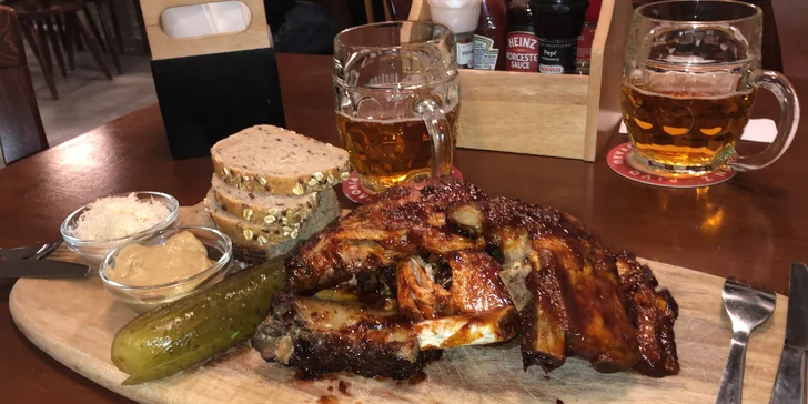 Pořádná hostina v restauraci Budějovický Budvar: 500 g grilovaných vepřových žebírek, omáčky a pečivo