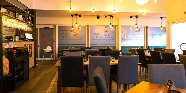 Pětichodové menu v moderní restauraci MB: tatarák, vyzrálý New York steak, fondán a další dobroty