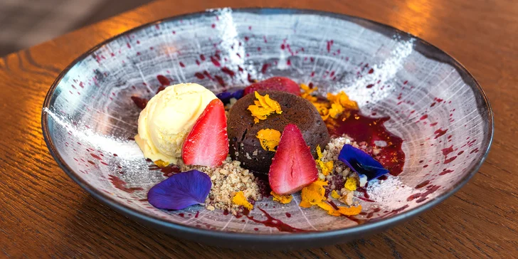 Pětichodové menu v moderní restauraci MB: tatarák, vyzrálý New York steak, fondán a další dobroty