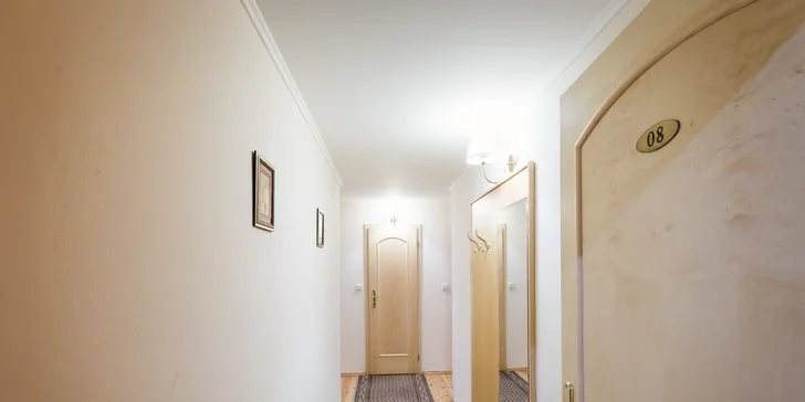 Odpočinek blízko Vřídelní kolonády: 3* hotel se snídaněmi