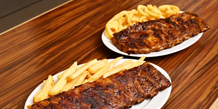 Vepřová BBQ žebra, hranolky a nápoje podle výběru v Hooters pro dva