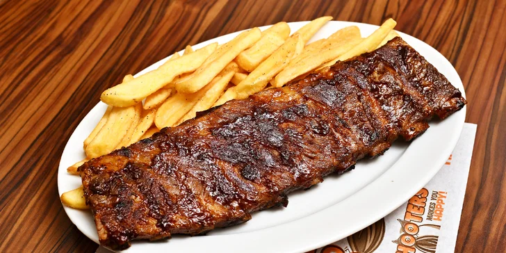 Vepřová BBQ žebra, hranolky a nápoje podle výběru v Hooters pro dva