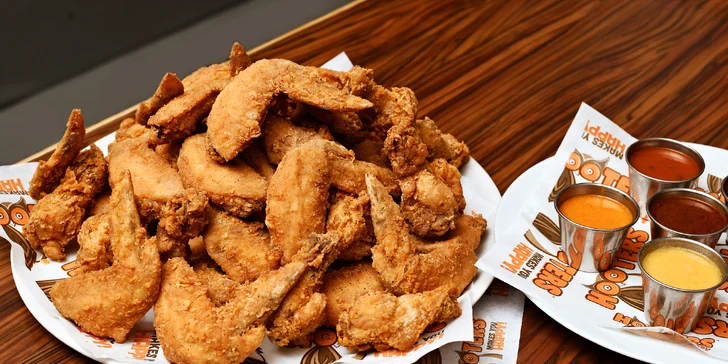 Legendární Hooters: 50 ks kuřecích křídel v omáčkách podle výběru a 2x spirálové hranolky