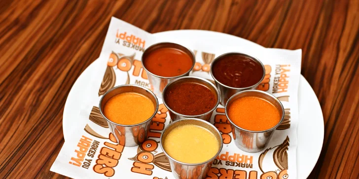 Legendární Hooters: 50 ks kuřecích křídel v omáčkách podle výběru a 2x spirálové hranolky