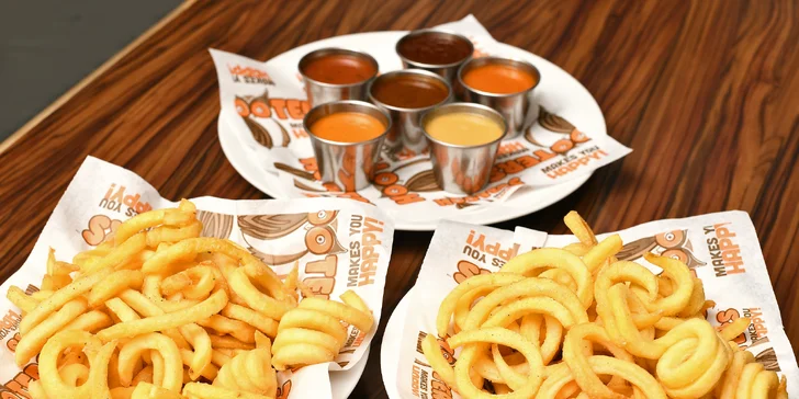 Legendární Hooters: 50 ks kuřecích křídel v omáčkách podle výběru a 2x spirálové hranolky