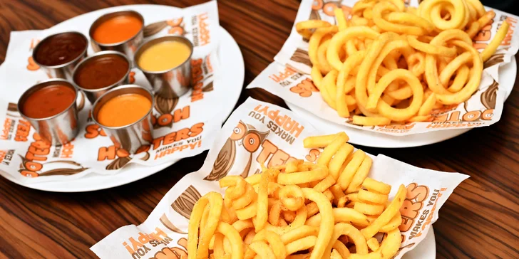 Legendární Hooters: 50 ks kuřecích křídel v omáčkách podle výběru a 2x spirálové hranolky