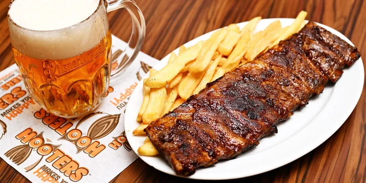 Vepřová BBQ žebra, hranolky a nápoje podle výběru v Hooters pro dva