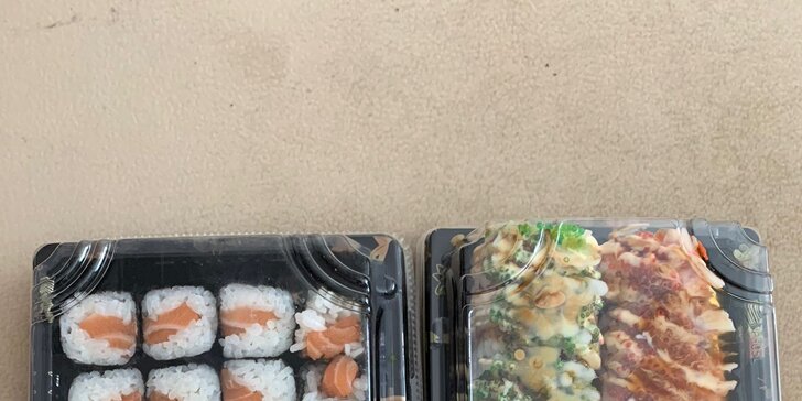 Set 54 ks sushi: maki, nigiri i speciální rolky podávané na suchém ledu