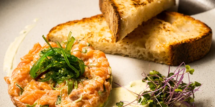 Vyladěné 4chodové menu v moderní restauraci: japonský tatarák i panenka sous vide