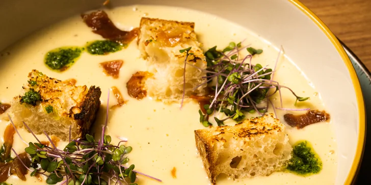 Vyladěné 4chodové menu v moderní restauraci: japonský tatarák i panenka sous vide