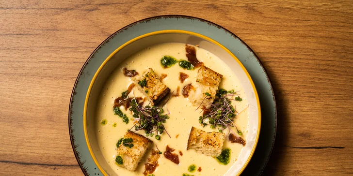 Vyladěné 4chodové menu v moderní restauraci: japonský tatarák i panenka sous vide