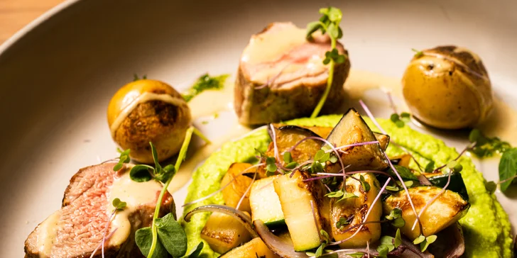 Vyladěné 4chodové menu v moderní restauraci: japonský tatarák i panenka sous vide