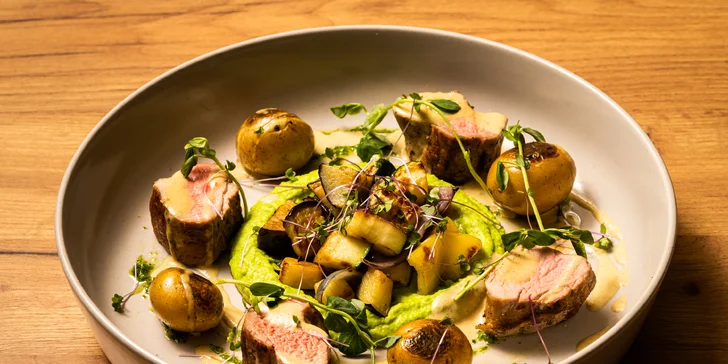 Vyladěné 4chodové menu v moderní restauraci: japonský tatarák i panenka sous vide