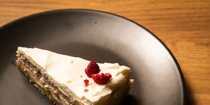 Vyladěné 4chodové menu v moderní restauraci: japonský tatarák i panenka sous vide