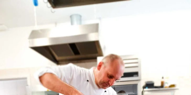 Relax ve venkovním wellness sudu i 5chodové degustační menu pro 2 osoby v letovisku Chobot