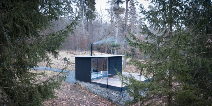 Ukryjte se před světem uprostřed přírody: plně vybavený tiny house u Sázavy s lahví prosecca