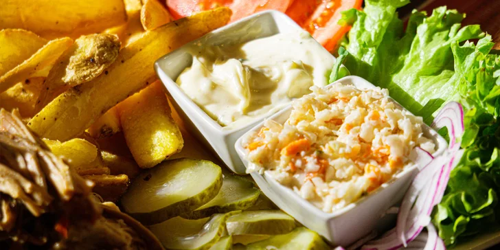 Menu s trhaným vepřovým masem, hranolky i zeleninovou oblohou vč. fresh limonády