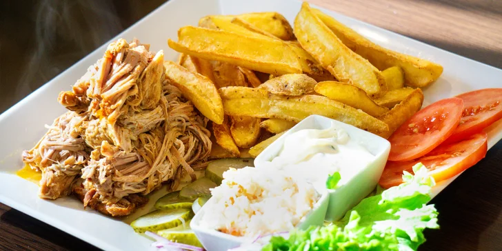 Menu s trhaným vepřovým masem, hranolky i zeleninovou oblohou vč. fresh limonády