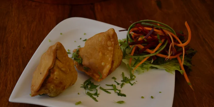 3chodové indické menu dle výběru pro 2 i 4 osoby: vegetariánské, kuřecí nebo jehněčí